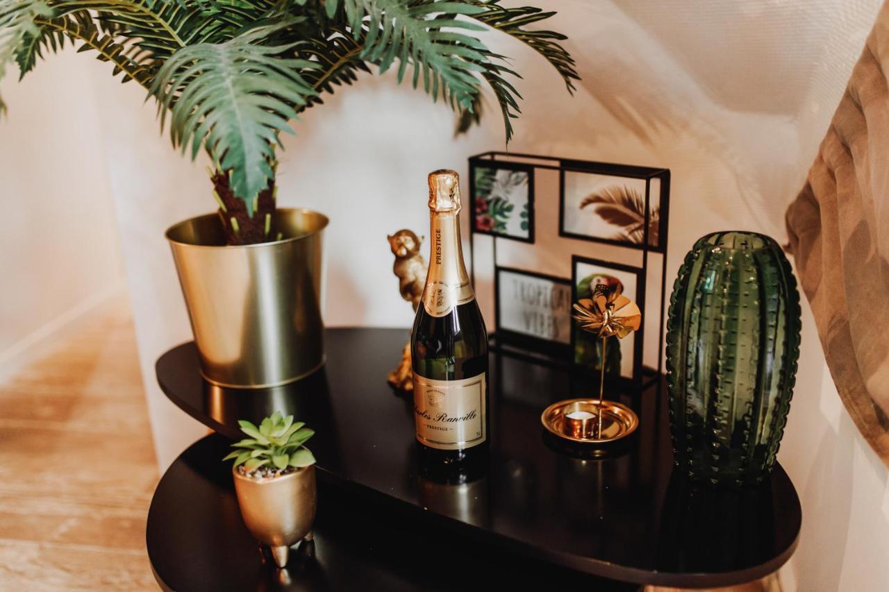 Chalet Tropical Avec Bain A Bulles - In The Woods Gesves Esterno foto