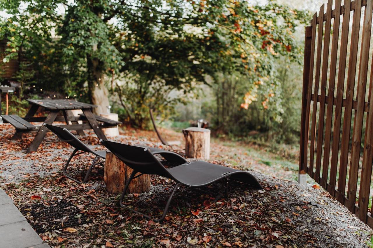 Chalet Tropical Avec Bain A Bulles - In The Woods Gesves Esterno foto