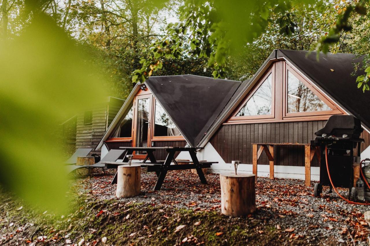 Chalet Tropical Avec Bain A Bulles - In The Woods Gesves Esterno foto