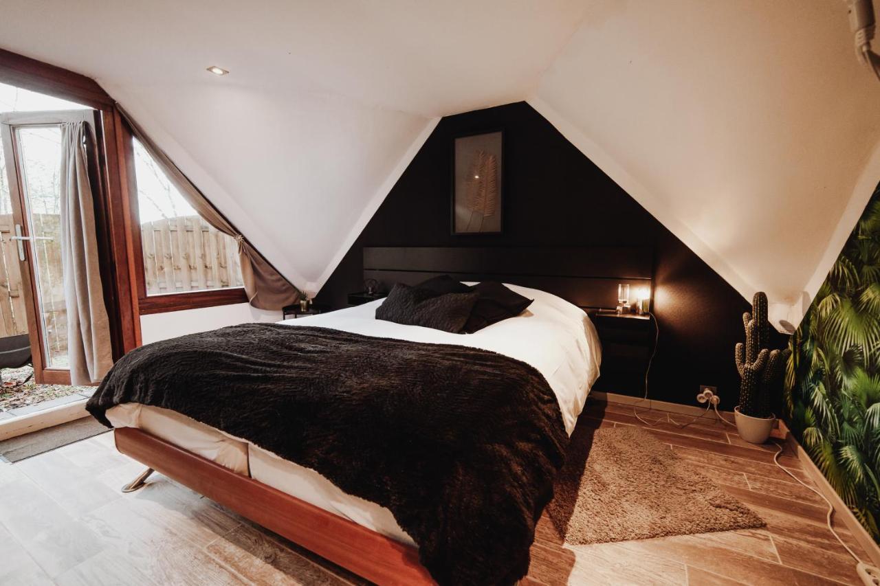 Chalet Tropical Avec Bain A Bulles - In The Woods Gesves Esterno foto