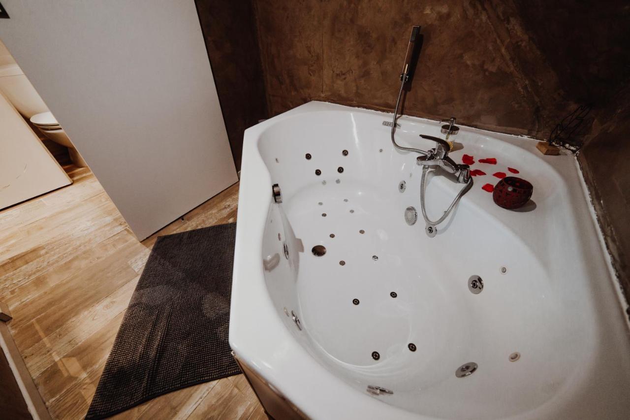 Chalet Tropical Avec Bain A Bulles - In The Woods Gesves Esterno foto