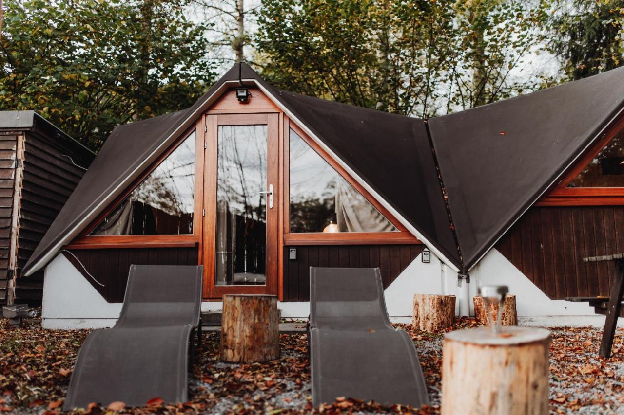Chalet Tropical Avec Bain A Bulles - In The Woods Gesves Esterno foto