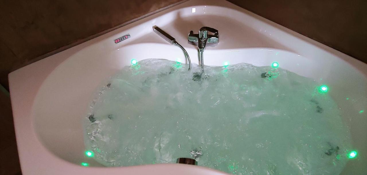 Chalet Tropical Avec Bain A Bulles - In The Woods Gesves Esterno foto