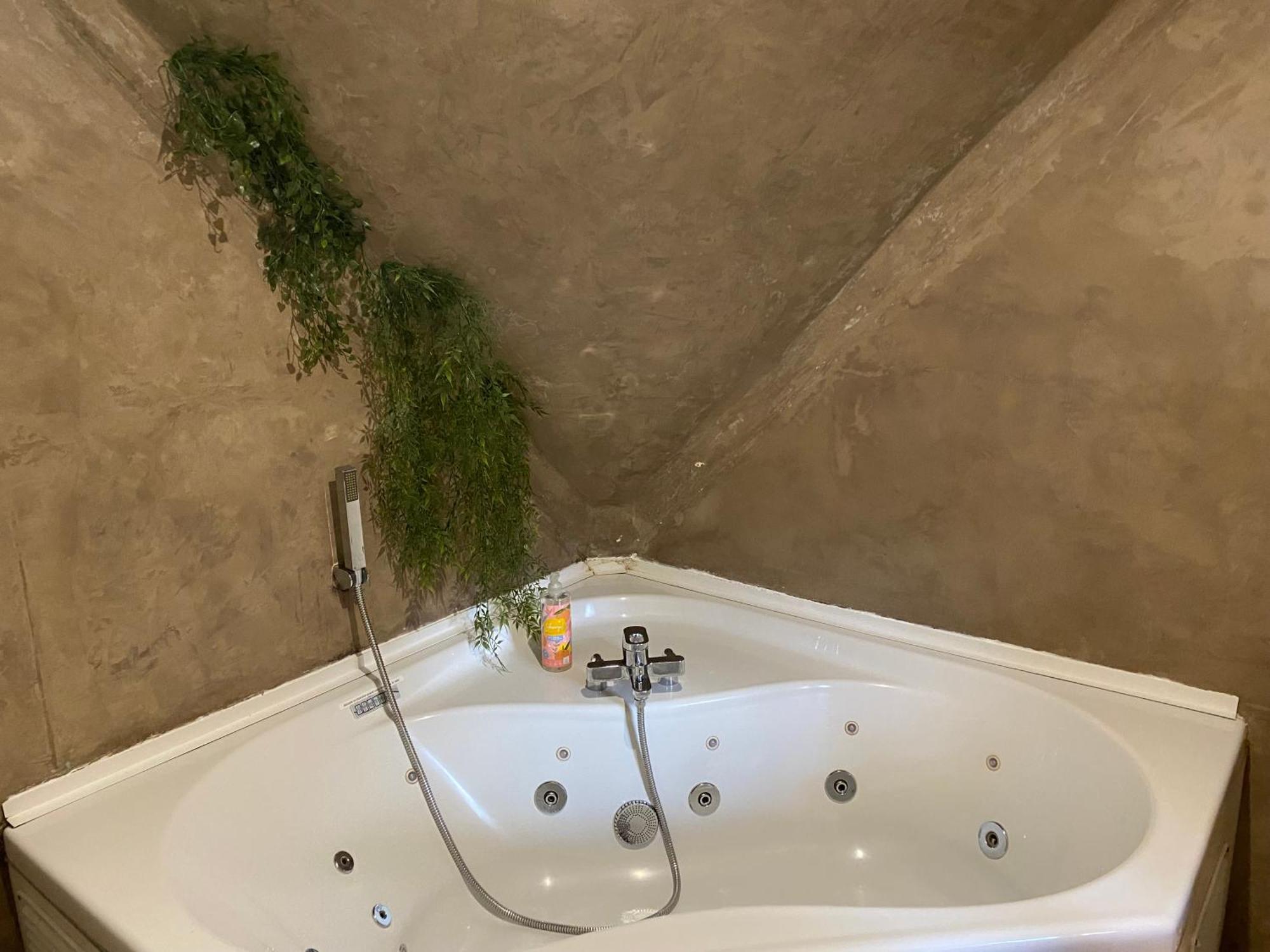 Chalet Tropical Avec Bain A Bulles - In The Woods Gesves Esterno foto