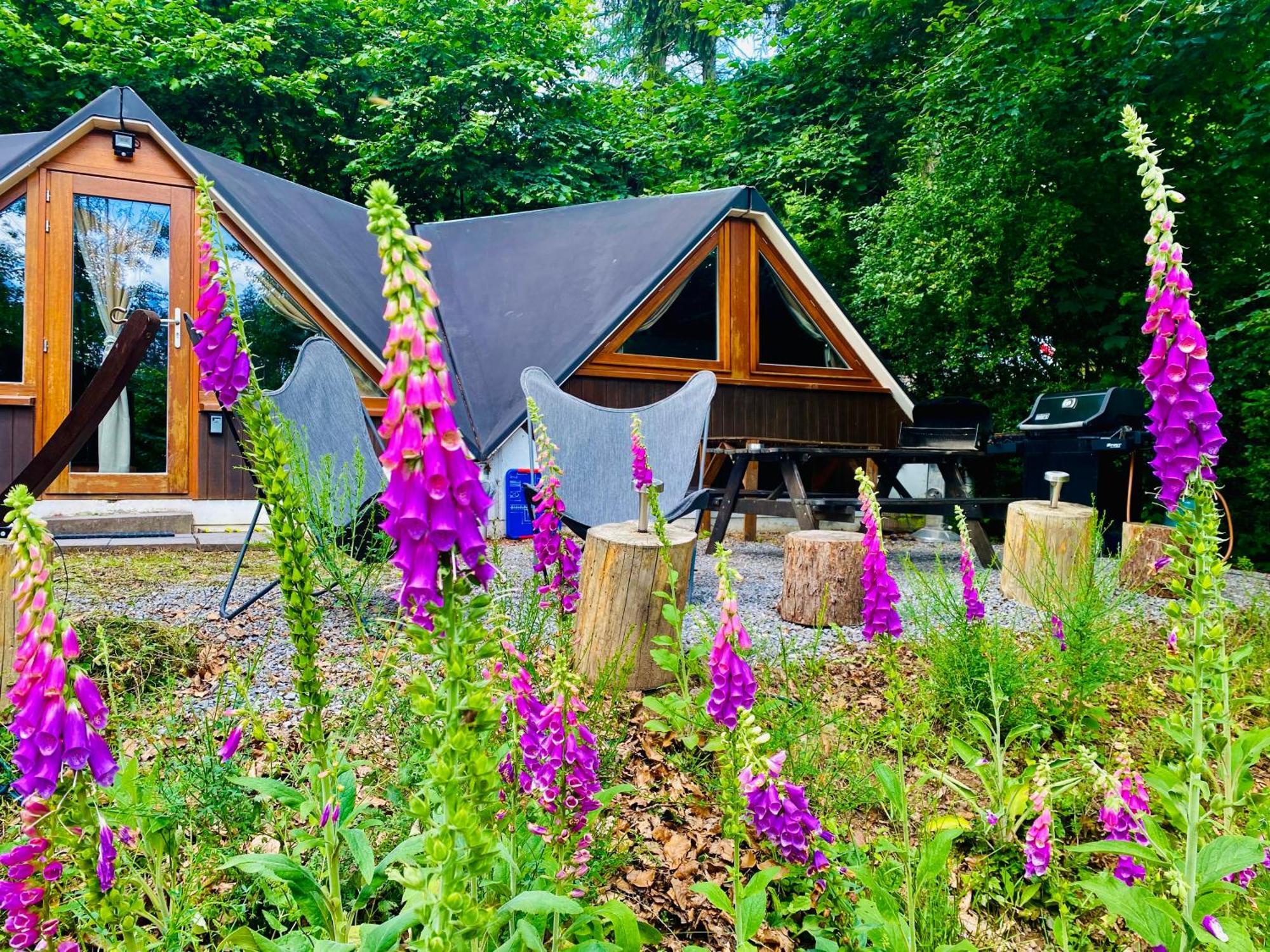Chalet Tropical Avec Bain A Bulles - In The Woods Gesves Esterno foto